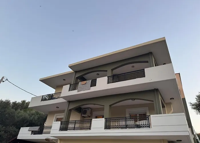 Daire Nature Spacious Apt, 2km From Chania Old Town, Private Parking Hanya